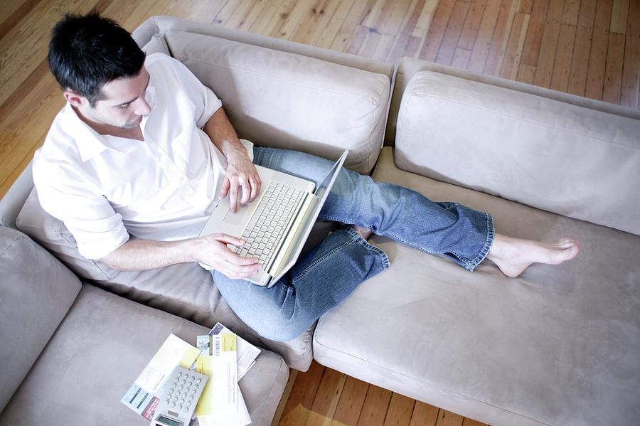 Homem trabalhando em um laptop