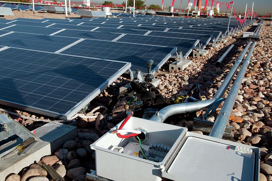 Instalação de painel solar em andamento